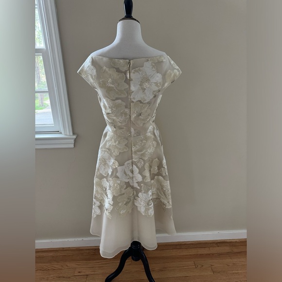 Lela Rose Ivory Off-Shoulder V-Neck Metallic Fil Coupe Floral Dress NWT – Size 4 - Picture 4 of 7